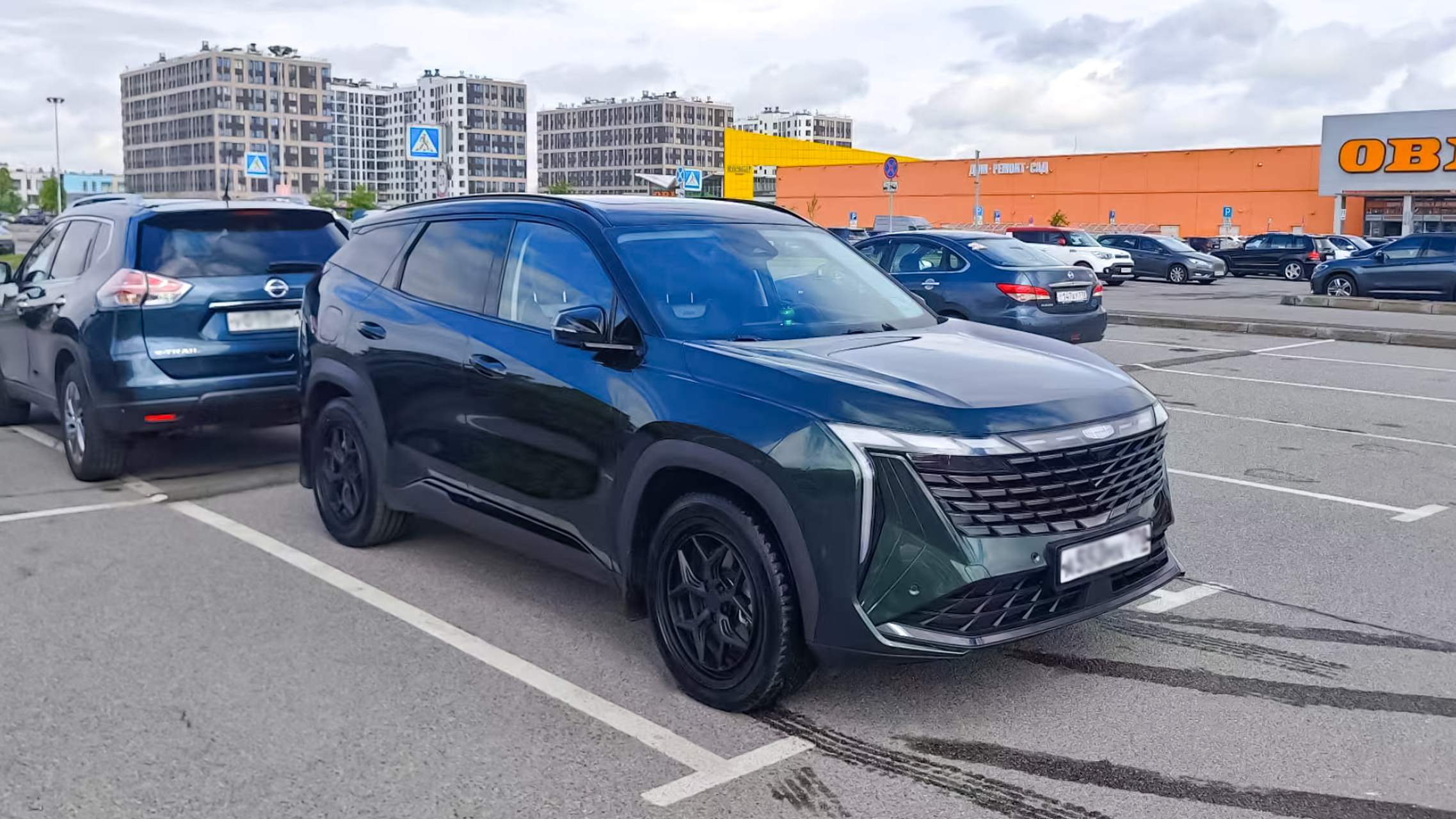 Black 20 inch rims installed on Geely Boyue L